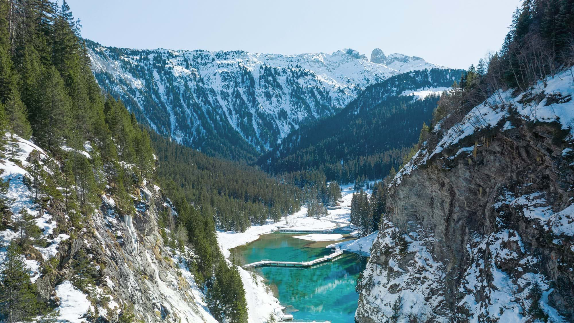 Спецпредложение  Between peaks & lake